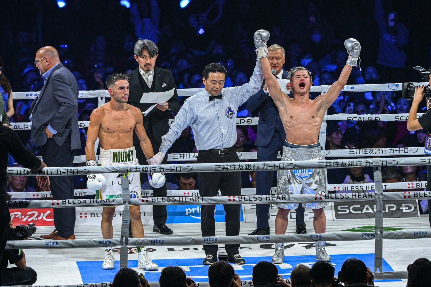 モロニー相手に3-0の判定で勝利し、ガッツポーズを見せる那須川天心。試合後、大きく開いた点差に賛否の声も飛び交った　©︎Takuya Sugiyama