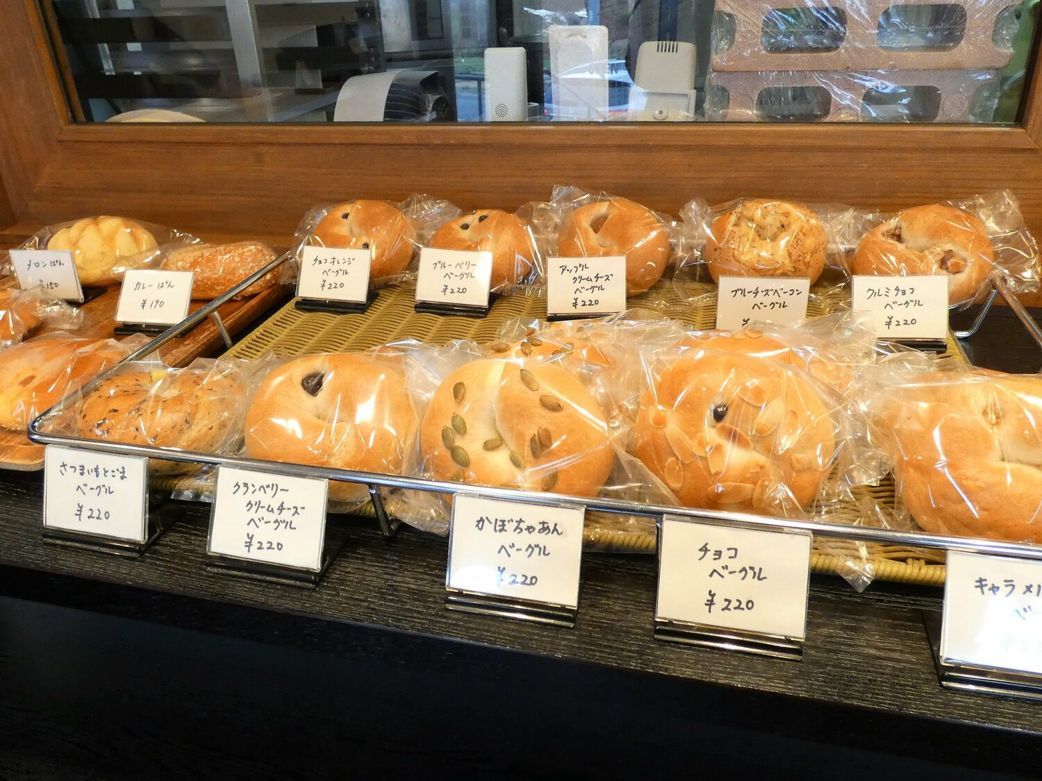 店の自慢は20種類以上あるベーグル ©Kotaro Tajiri