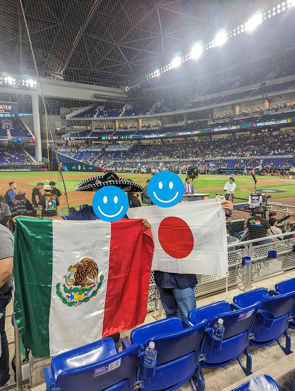 試合前、メキシコファンと健闘を称えあう