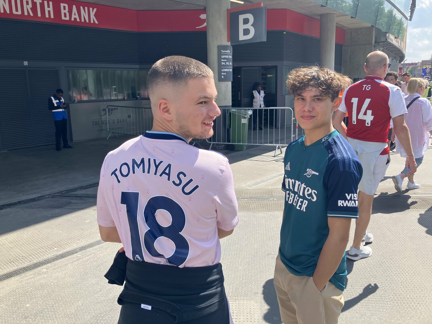 「トミはお気に入りの選手」エバートン戦直前、取材に応じた19歳のスタンリー・フェルストさん（左）