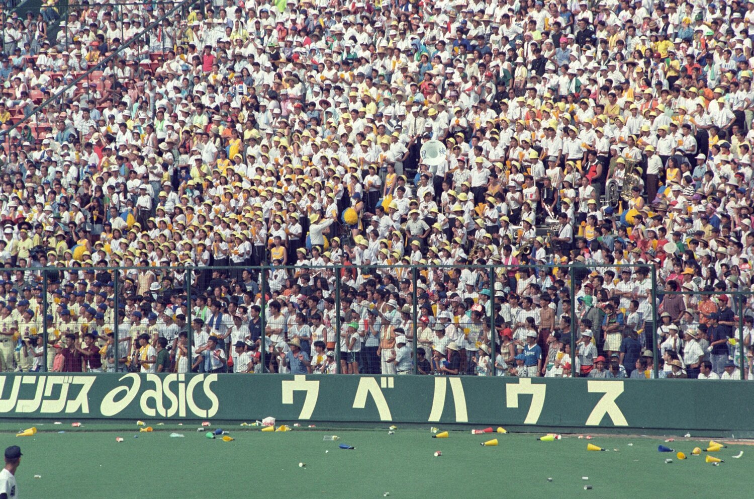 三塁側からたくさんの物が投げ込まれた。ほどなく球場スタッフや星稜の選手が回収をおこなった　©NIKKAN SPORTS