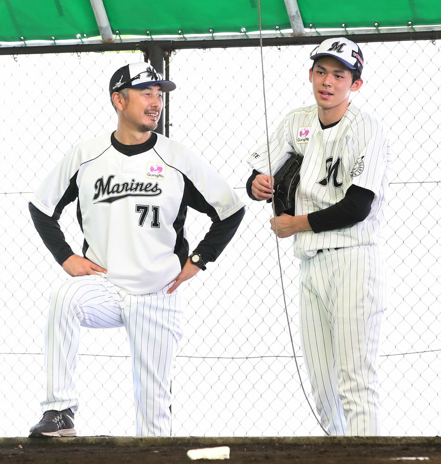 2020年、ルーキーイヤーの佐々木朗希と吉井投手コーチ（当時）©JIJI PRESS