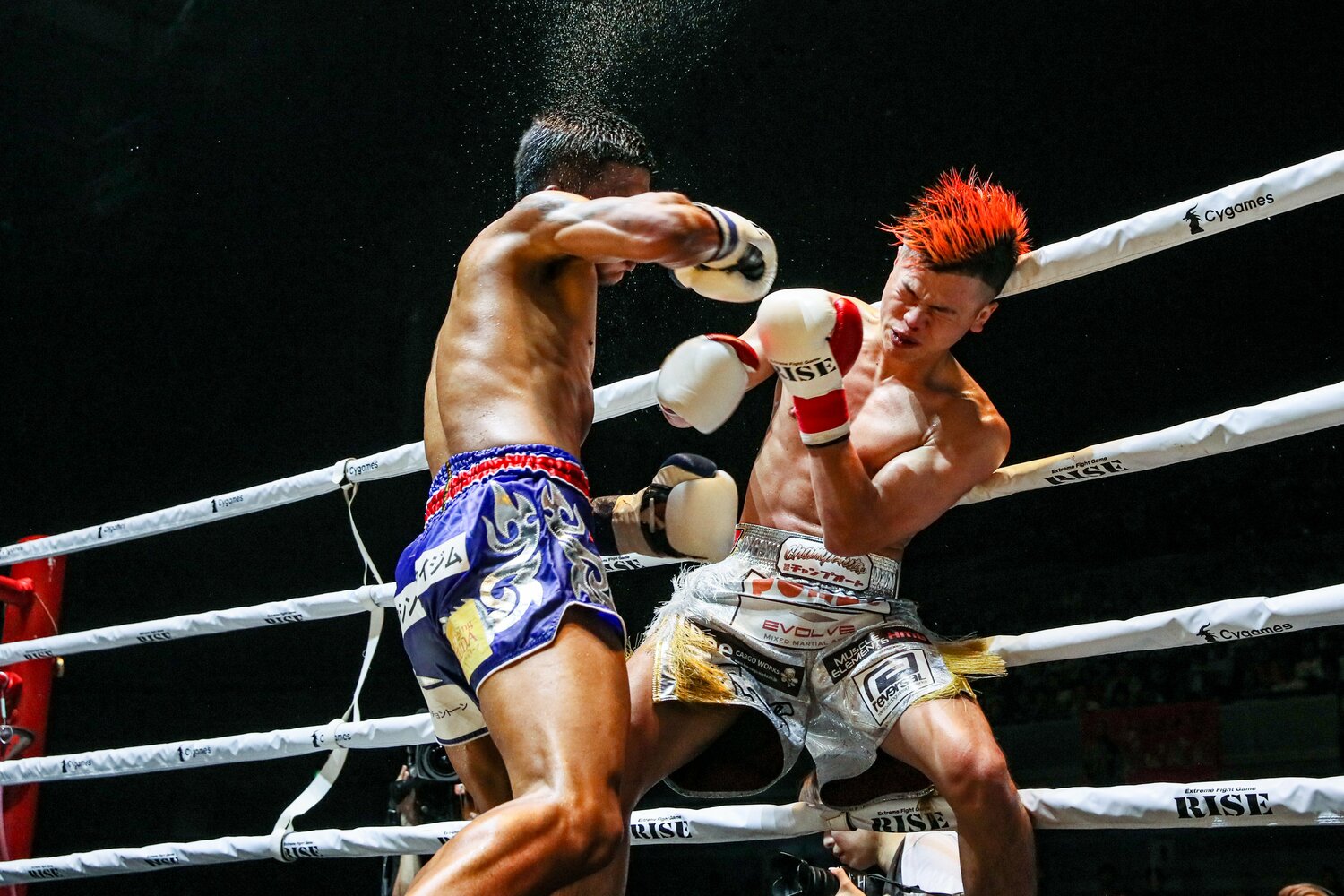 ロープ際での攻防。那須川天心のカウンターをもらいながらも前に出るロッタン　©Susumu Nagao