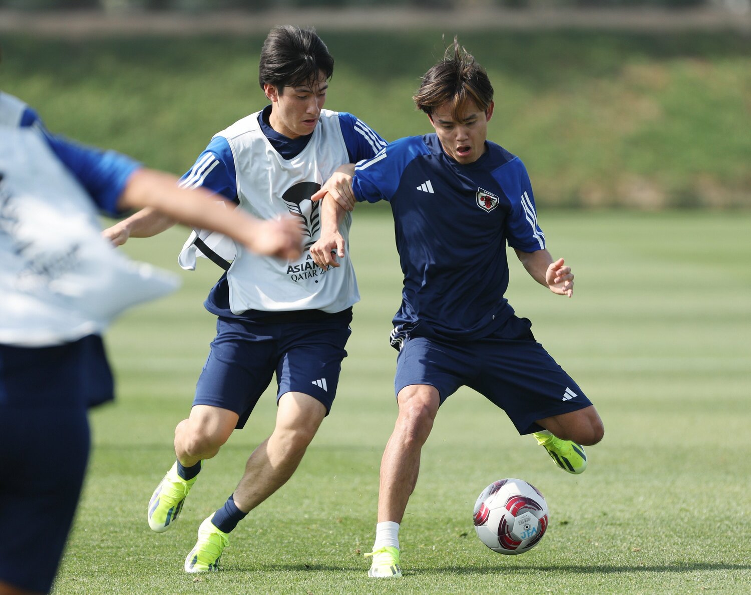 ロス五輪世代の一人として期待を集める貴田遼河（左）。2024年アジアカップでは大関友翔らと共にサポートメンバーとして参加した（2024年1月）©︎JIJI PRESS