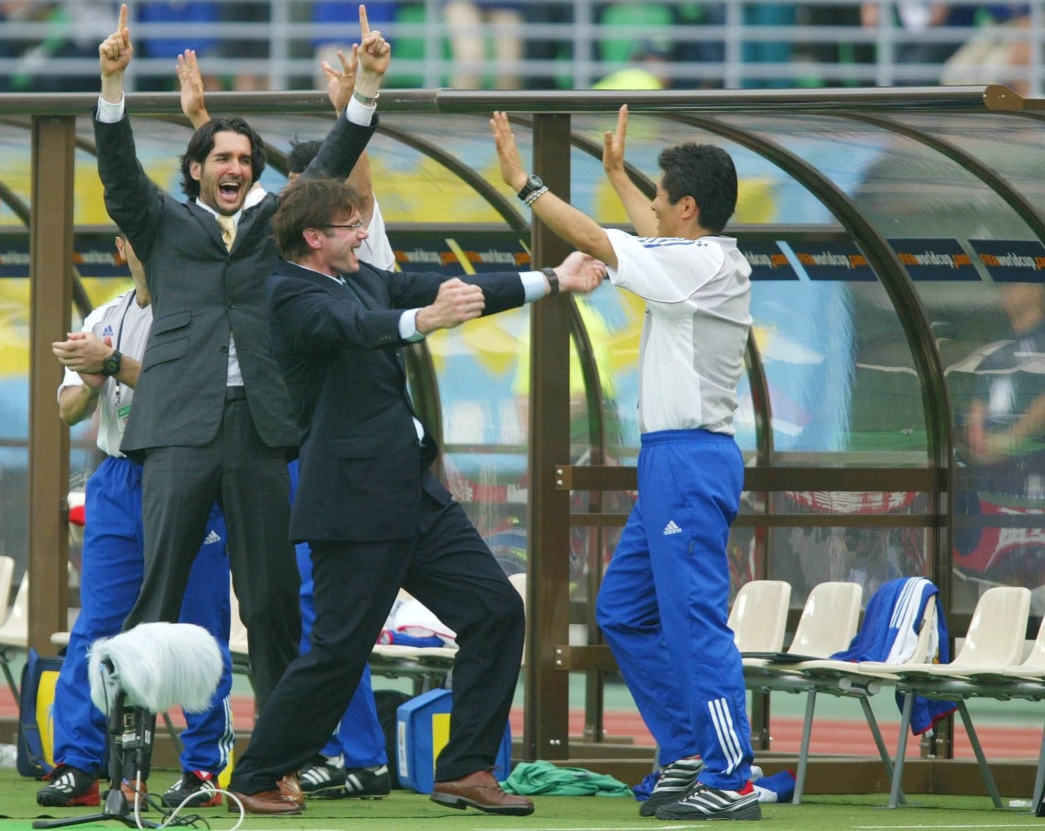 02年日韓W杯のグループリーグでチュニジアを破り、喜ぶトルシエと山本昌邦コーチ（右）。背後で喜ぶのは当時通訳を務めたフローラン・ダバディ氏