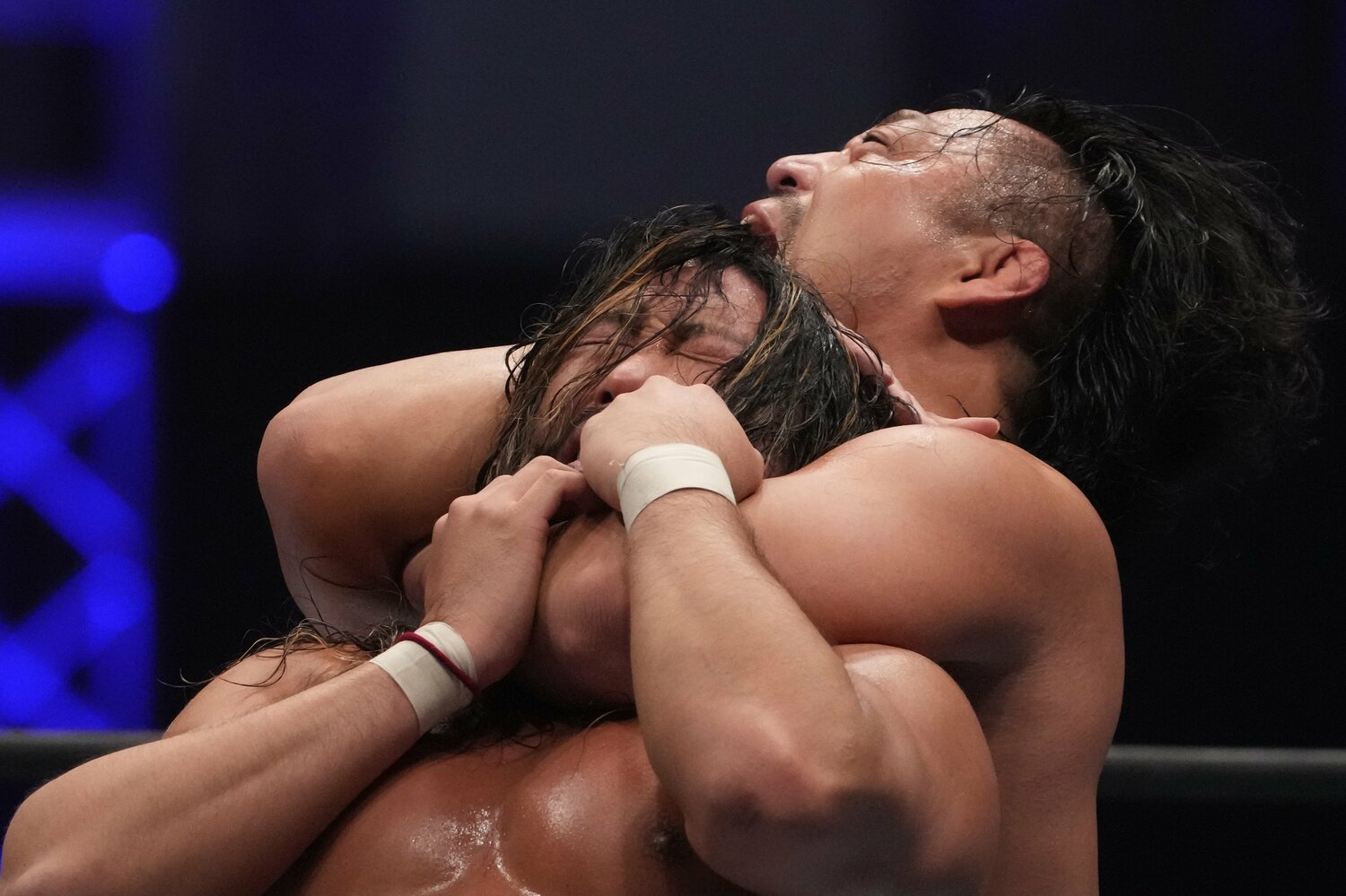 辻陽太を絞め上げる後藤洋央紀　©Masashi Hara