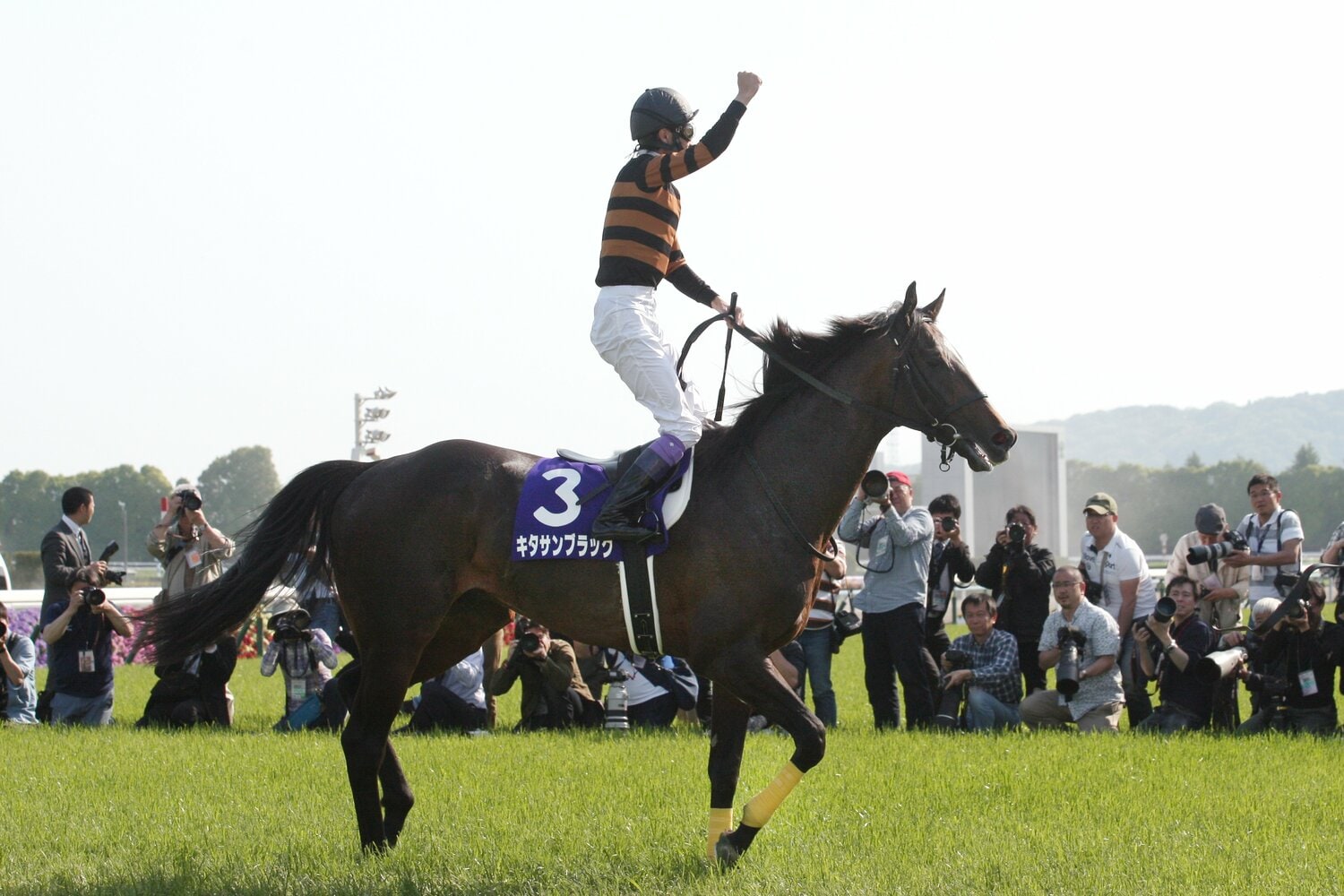 天皇賞・春2連覇を成し遂げたキタサンブラック。武豊は拳を天に突き上げた　©AFLO