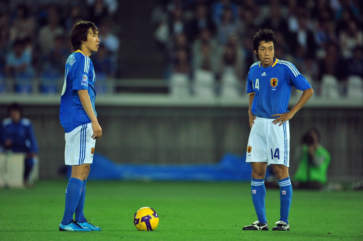 日本代表で共に戦った中村俊輔（左）と中村憲剛　©︎AFLO