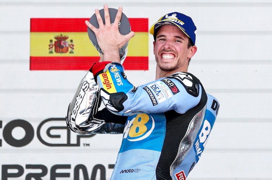 初めての表彰台の頂点で歓喜の表情を見せるアレックス・マルケス　©Satoshi Endo