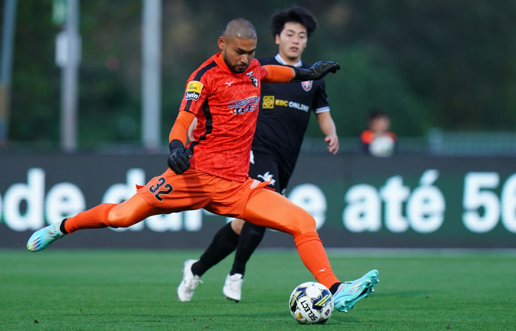 相馬勇紀のチェックを受ける前にフィードする中村航輔　©Getty Images