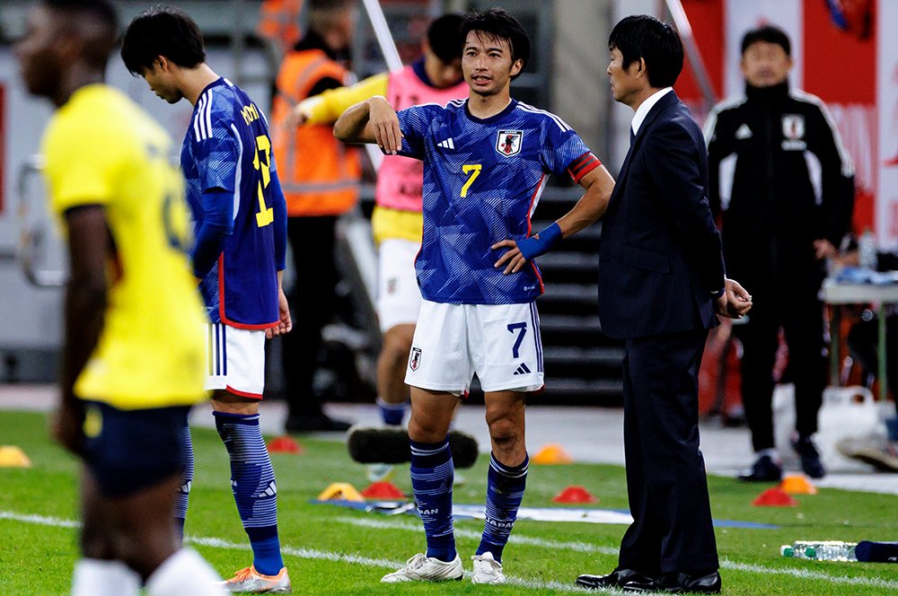 9月シリーズ、エクアドル戦での柴崎と森保監督　©Kiichi Matsumoto