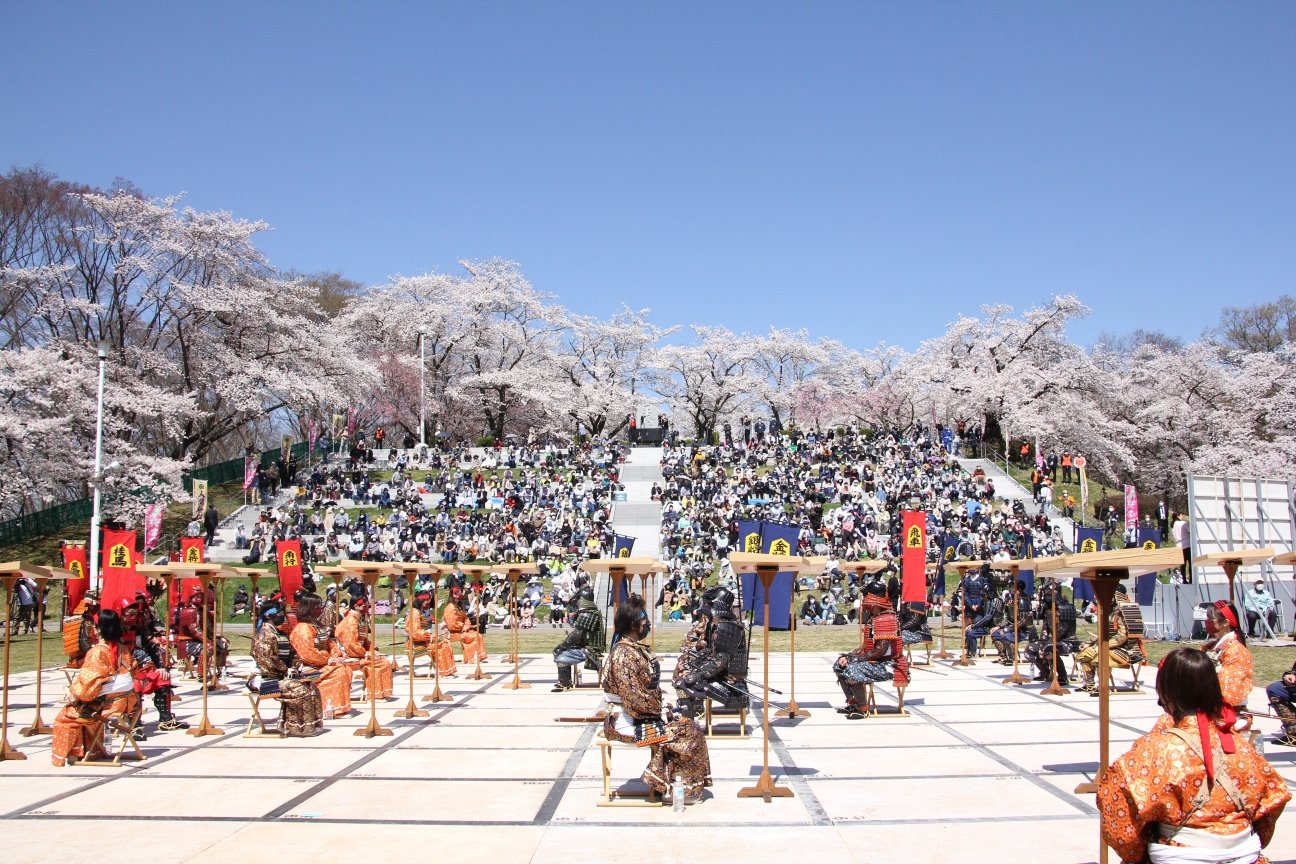 ※写真をクリック、スワイプするとマンガと写真で人間将棋の様子がご覧になれます