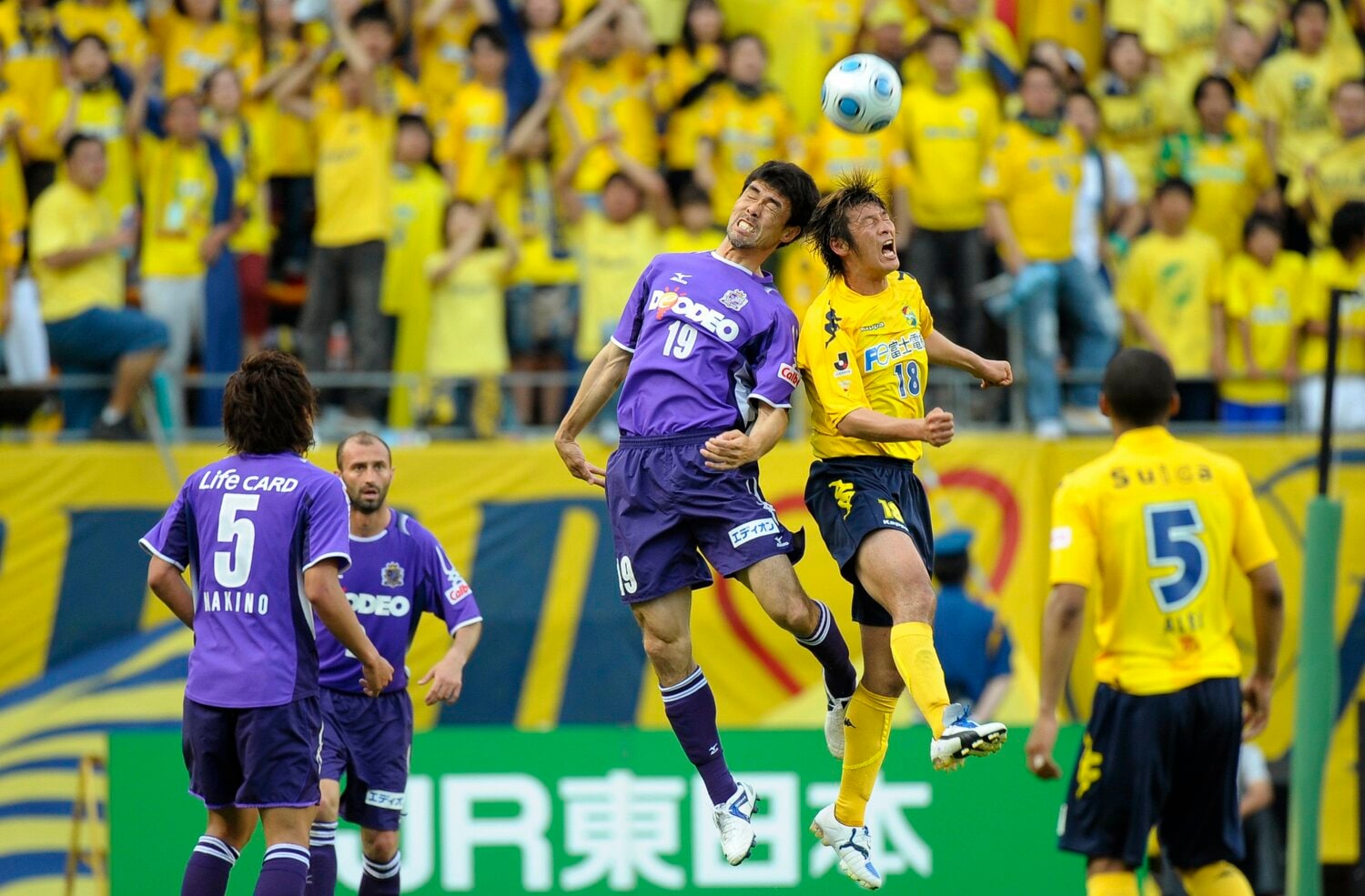 巻誠一郎（右）と競り合う盛田剛平（2009年）©︎Toshiya Kondo