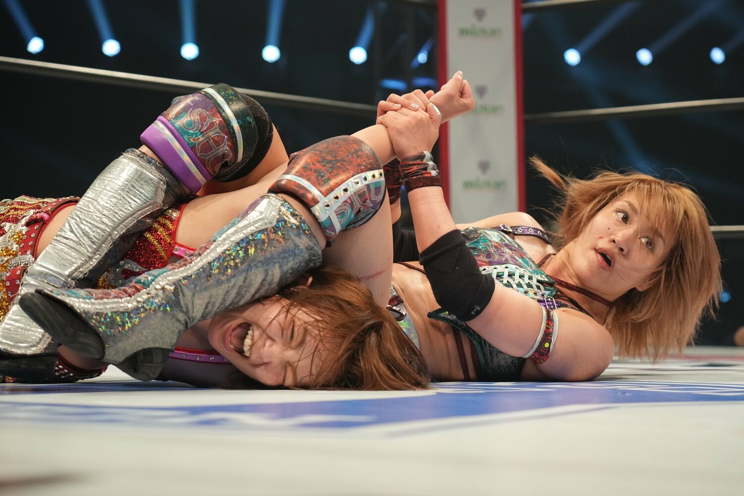 アームバーでSareeeを攻める朱里　©Essei Hara