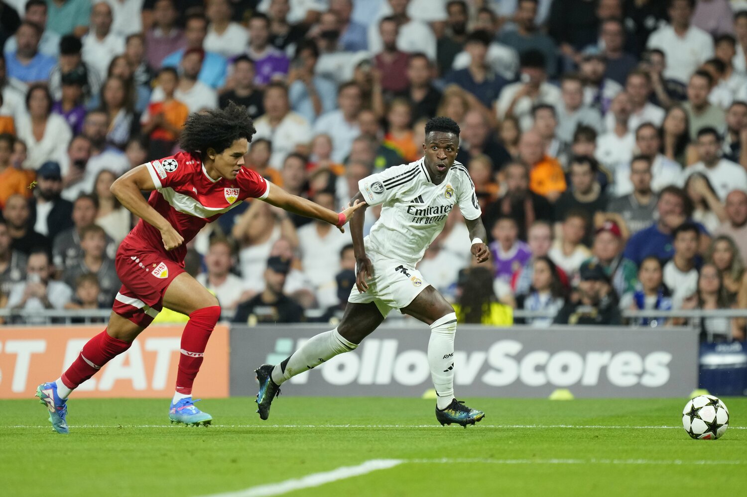 CLでレアル・マドリーのブラジル代表ヴィニシウス（右）とマッチアップするチェイス・アンリ　©︎Getty Images