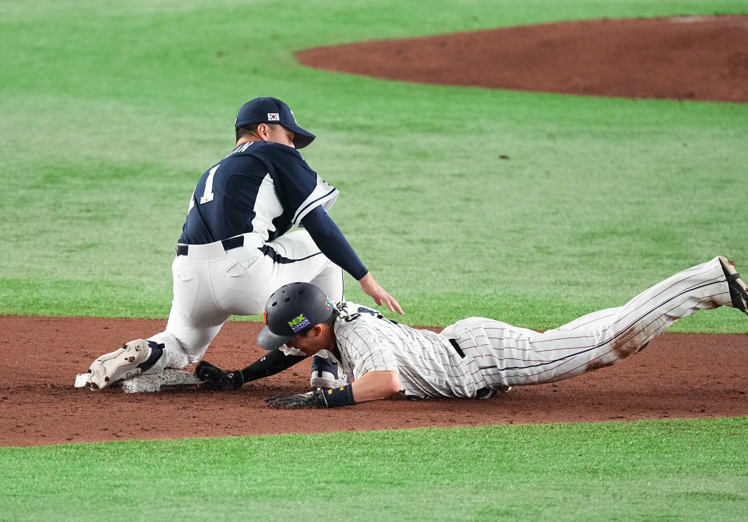 韓国戦3回裏、ケガの瞬間。二塁牽制球にヘッドスライディングで戻る　©SPORTS NIPPON／AFLO