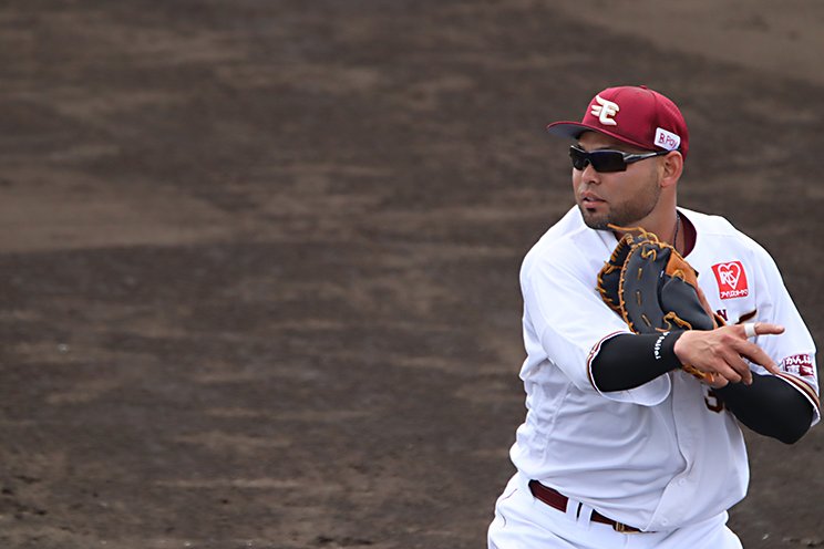 一塁守備練習に励む岩見©Kou Hiroo