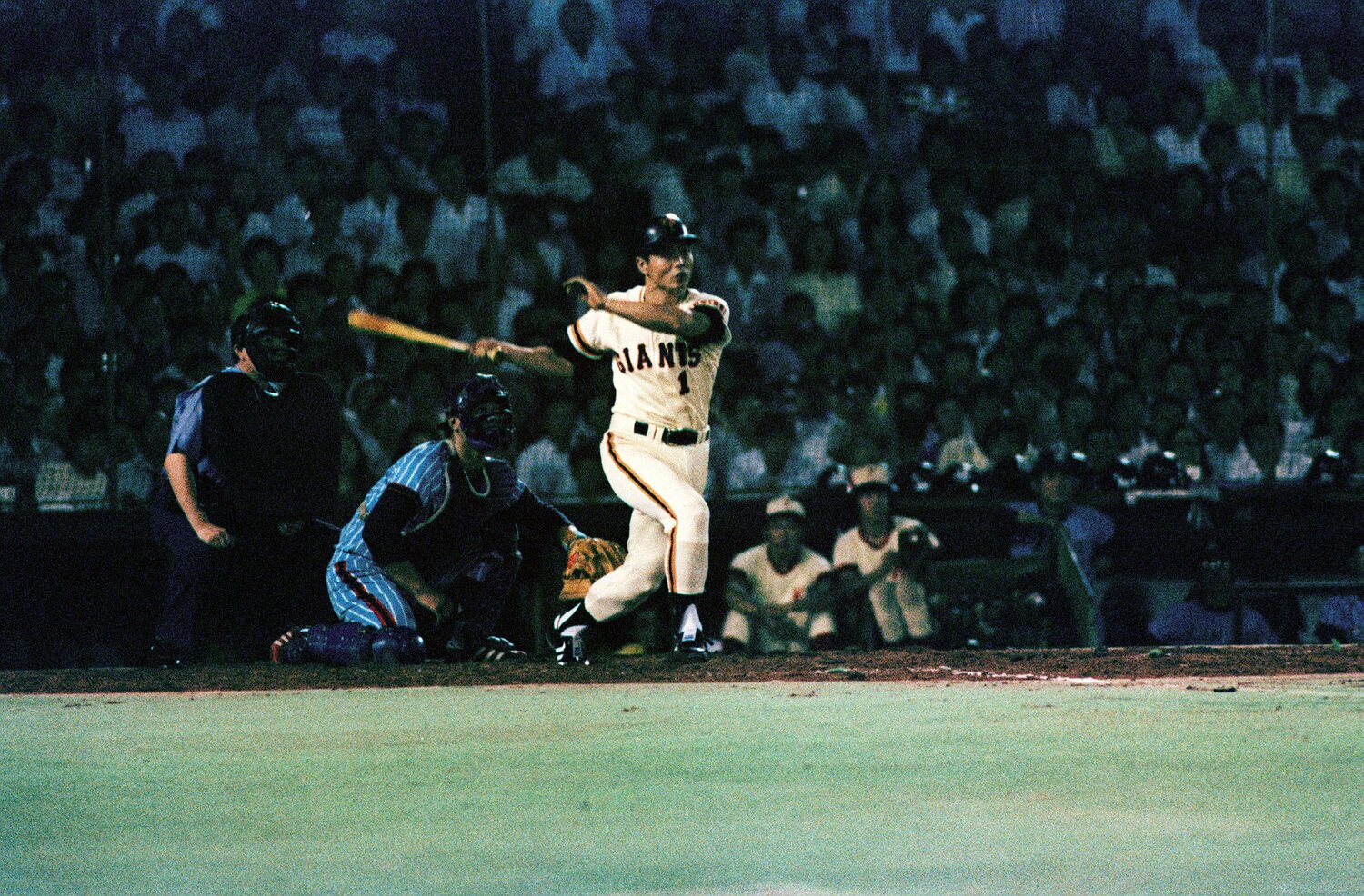 王貞治がヤクルトの鈴木康二朗から756号を放った瞬間。キャッチャーは八重樫幸雄だった　©JIJI PRESS