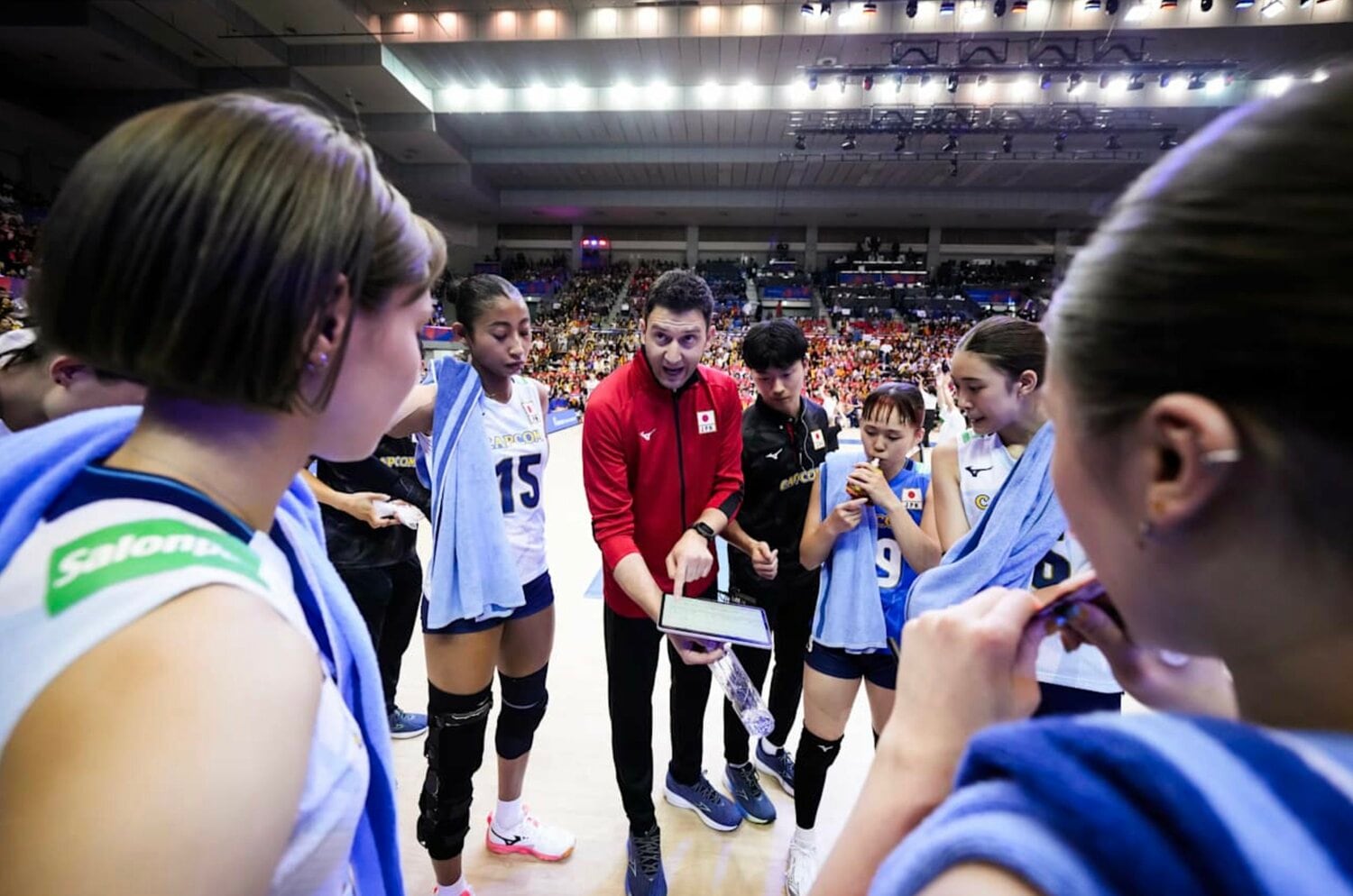 タイムアウト中、選手たちに訴えかけるアクバシュ監督　©︎Volleyball World