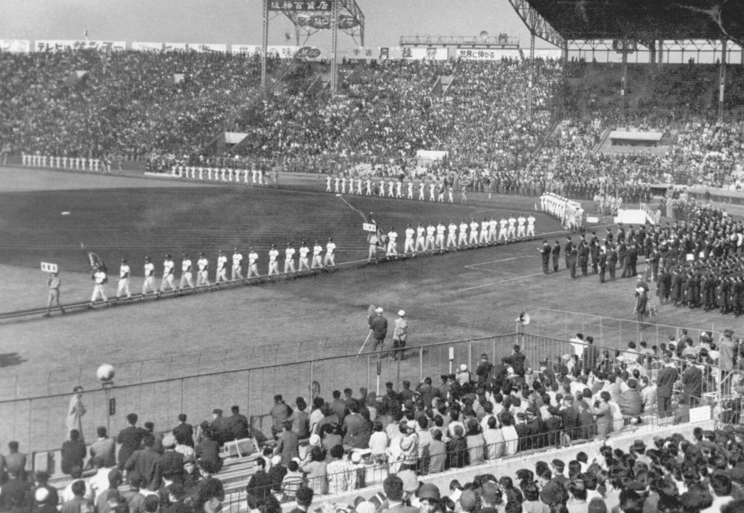 1963年センバツの開会式風景 ©KYODO
