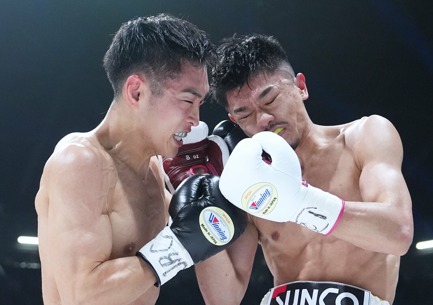 接近戦に活路を見出した西田凌佑。4ラウンド終了時点でスコアはほぼイーブンに　©Naoki Fukuda