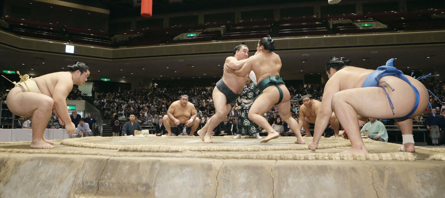2016年の「横綱五人掛かり」。横綱・日馬富士（中央左）に5人の関取が連続で挑んだ。「五人掛かり」はこのときが01年の横綱貴乃花以来、16年ぶりだった　©KYODO