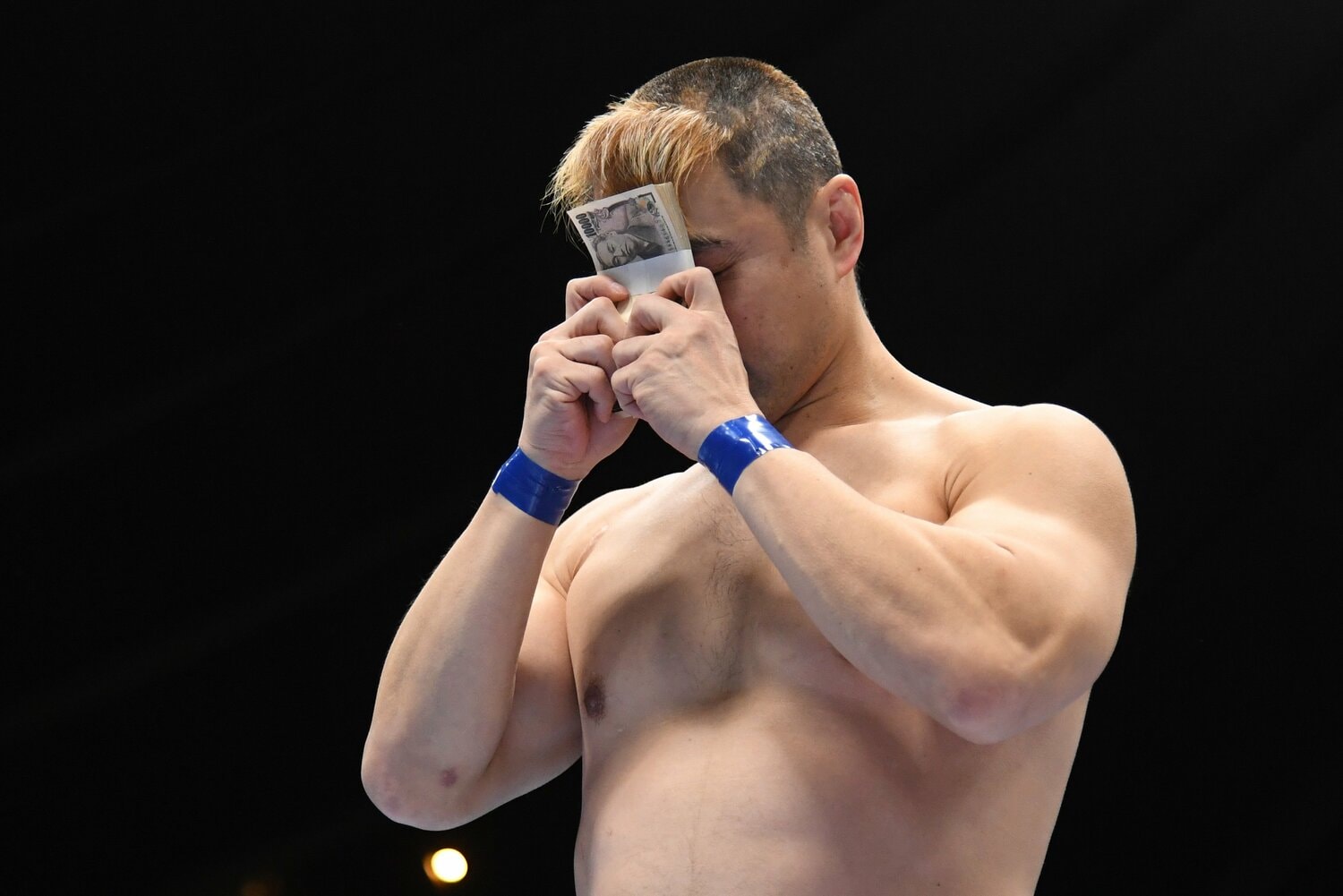 100万円の札束を握りしめるTAKAみちのく(クリックすると「この記事の写真」に飛びます。流血等の過激な写真を含みますのでご注意ください)