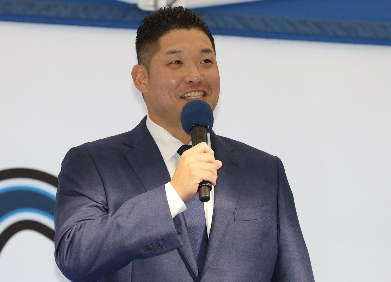 ファンを入れての異例の会見に出席した筒香。応援歌が鳴り響く中で登場し、嬉しそうな表情を見せた　©JIJI PRESS