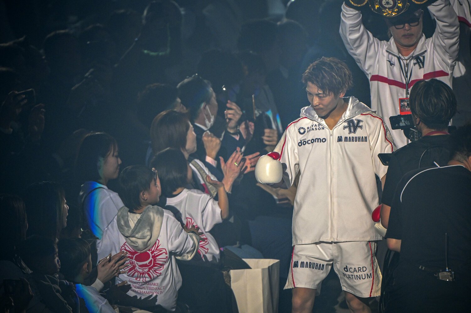 会場に駆けつけたキッズに勝利を約束する井上尚弥　©︎Takuya Sugiyama