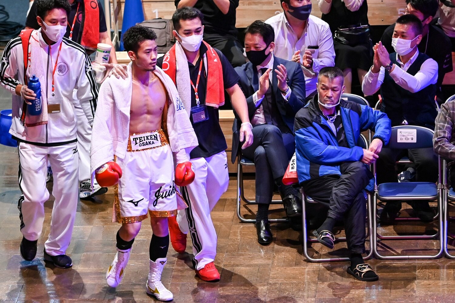 2020年11月、入場する辰吉寿以輝を見つめる父・丈一郎　©Hiroaki Yamaguchi/AFLO