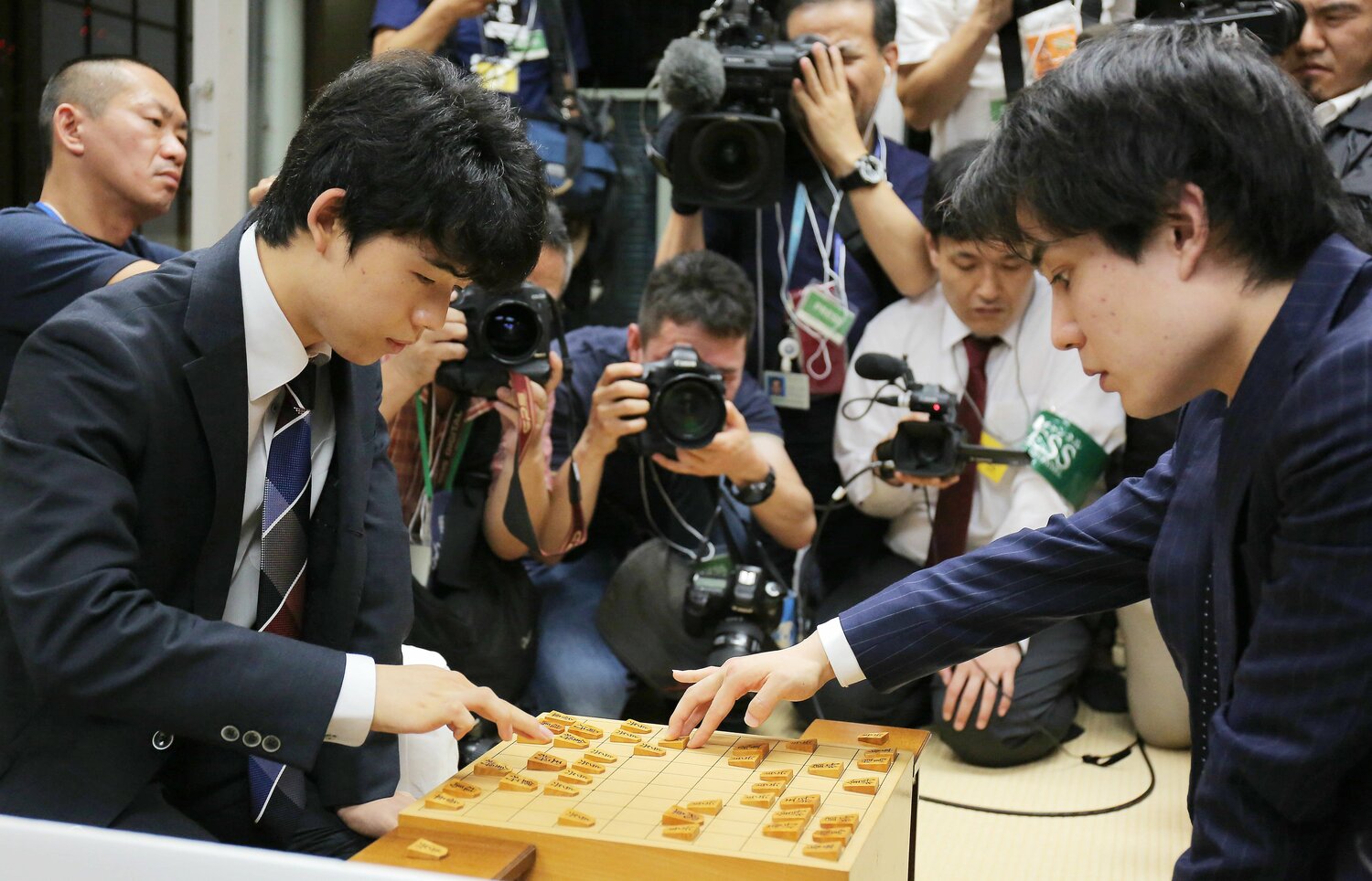 2017年の竜王戦での藤井と佐々木　©JIJI PRESS