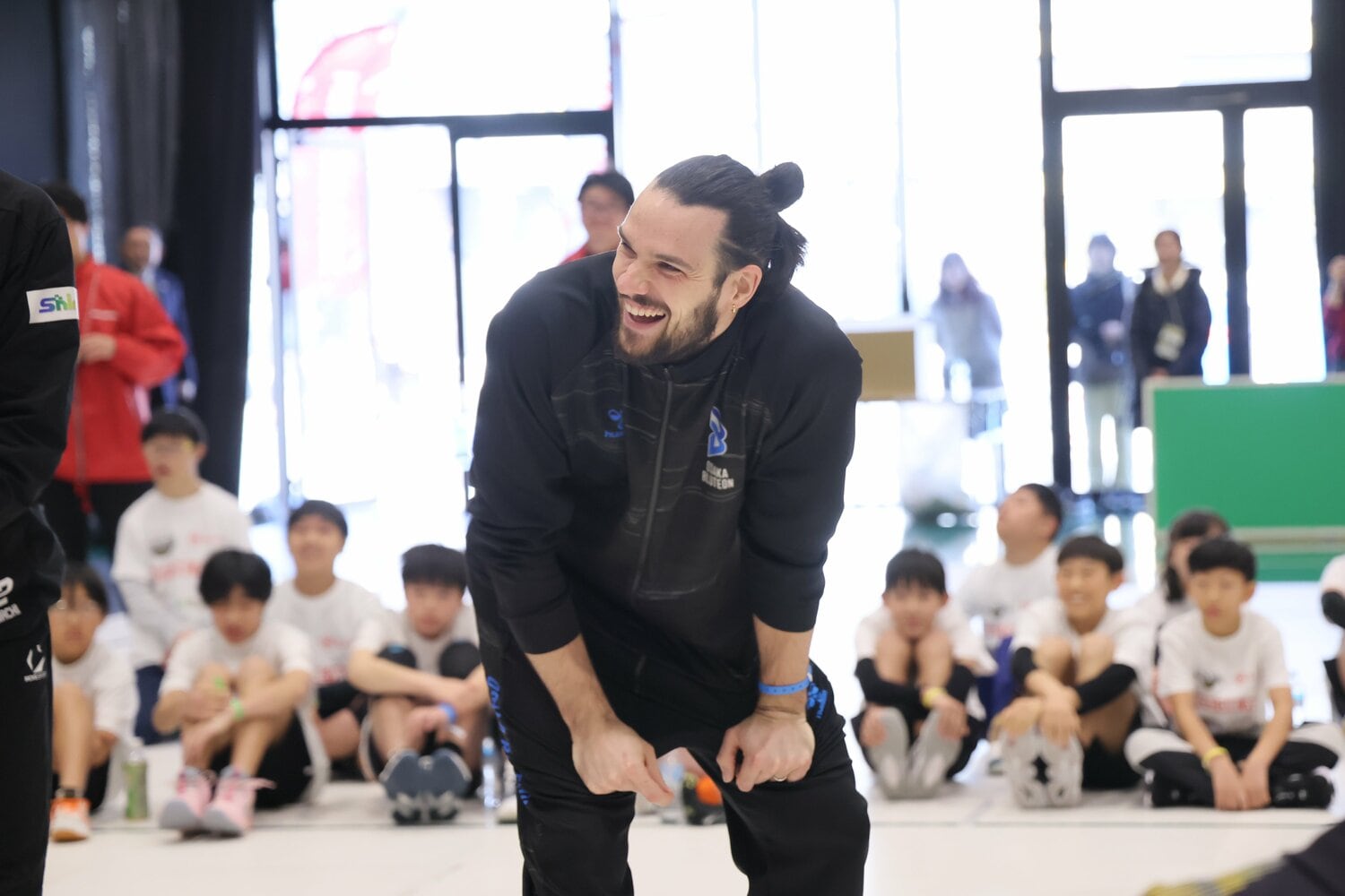 「ふうせんバレー体験会」で子どもたちと触れ合ったブリザール ©︎SV.LEAGUE