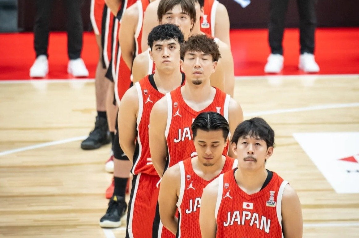 亡き母の姿を頭に浮かべながら国歌斉唱を聞いていたという比江島　©FIBA