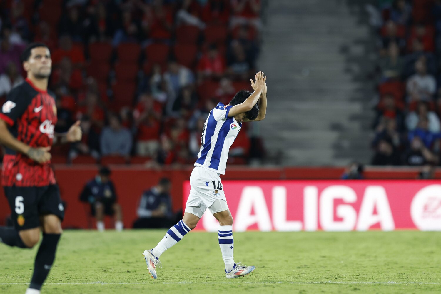 マジョルカサポーターからの声援に反応した久保