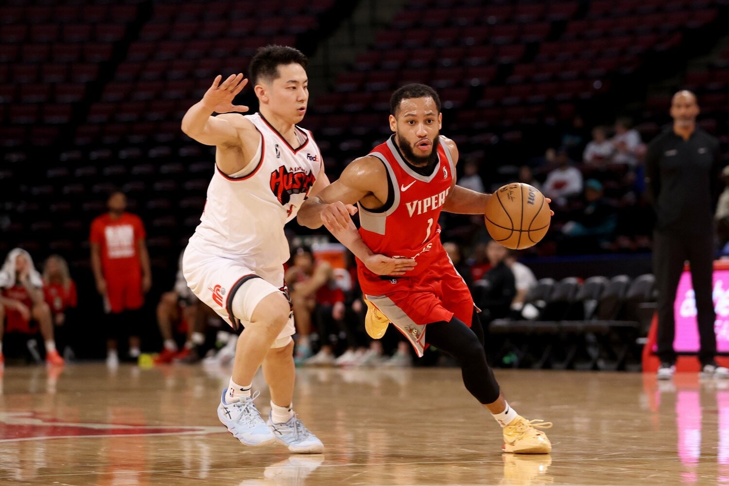今年2月、Gリーグのコートでマッチアップする河村とノウェル　©︎Joe Murphy/NBAE via Getty Images