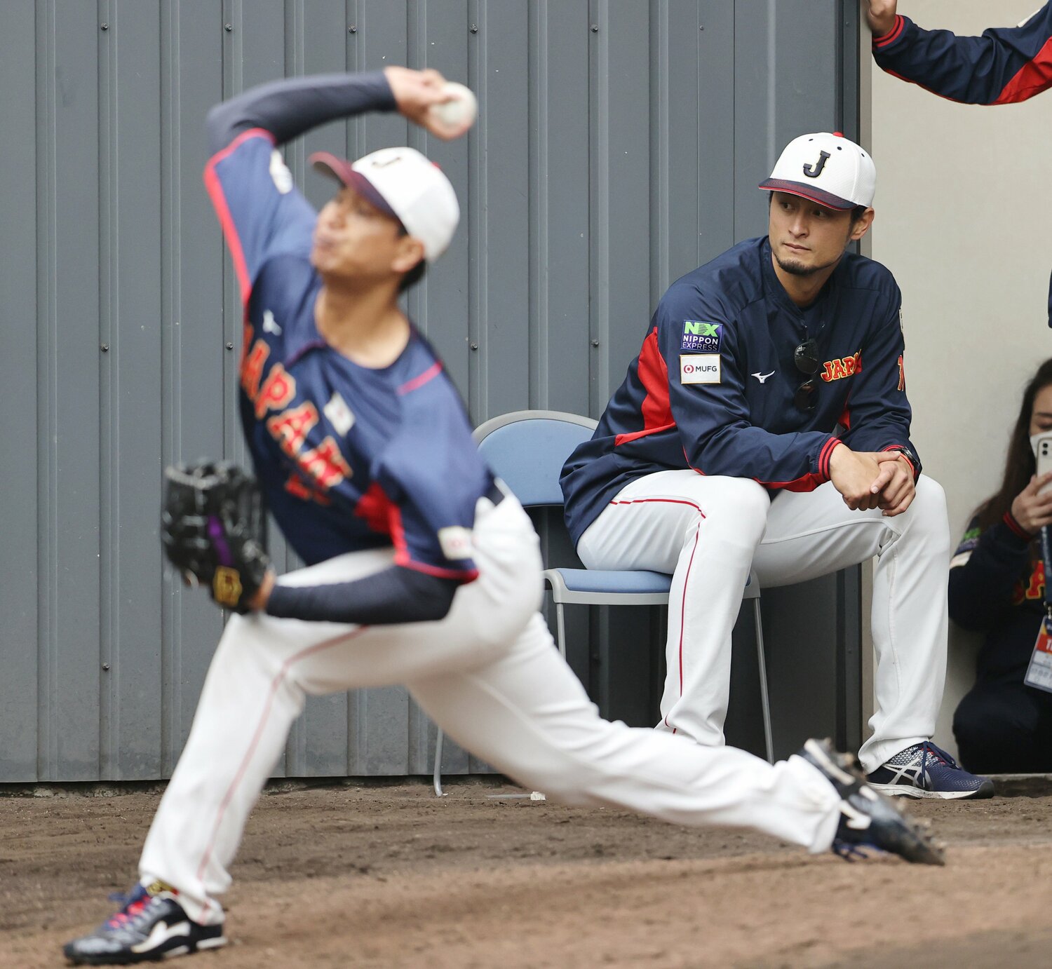 宇田川の投球を見守るダルビッシュ（2023年宮崎合宿で）　©JIJI PRESS