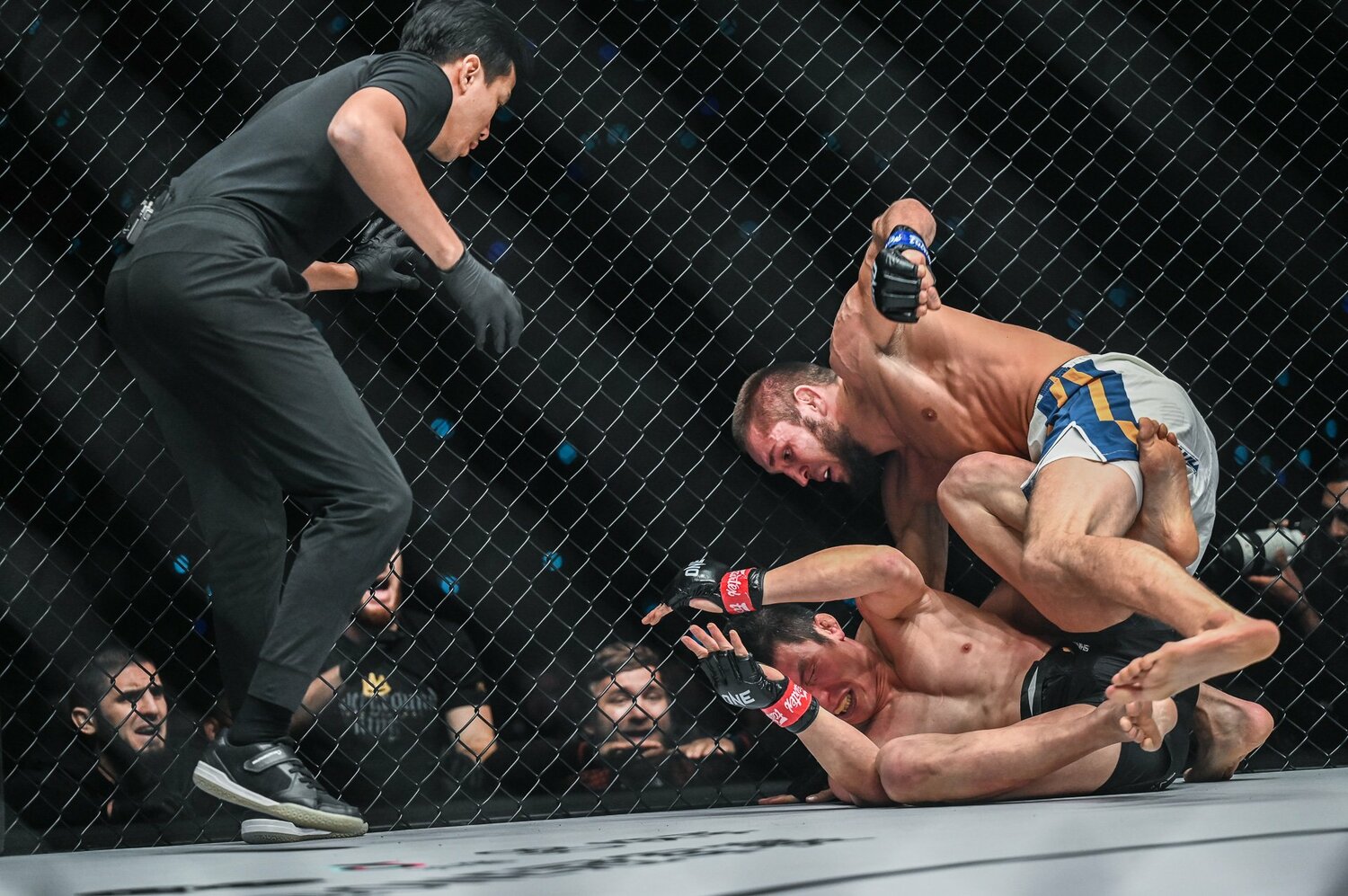 イザガクマエフの連打で、レフェリーは試合を止めた　©ONE Championship
