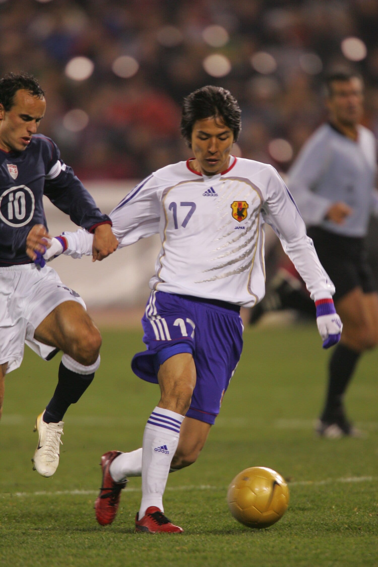 2006年2月、日本代表の親善試合での長谷部誠 ©Toshiya Kondo