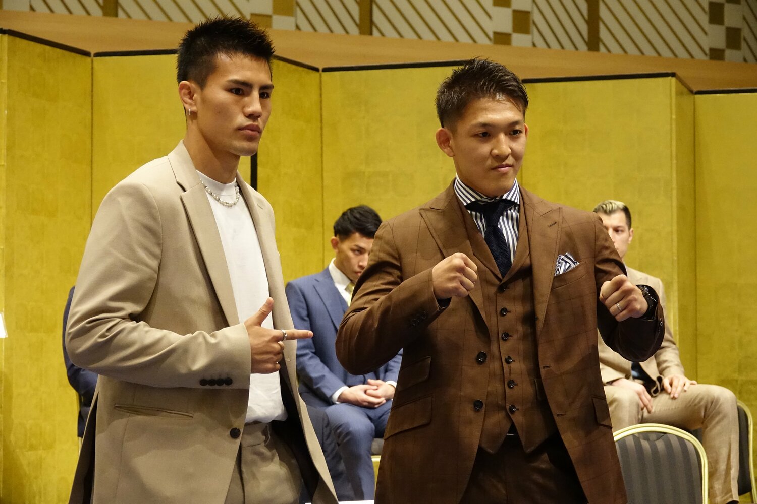 記者会見での海人と野杁正明　©Koji Fuse