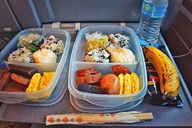 ミホコさんが持たせてくれた、食べきれないほどのお弁当。 