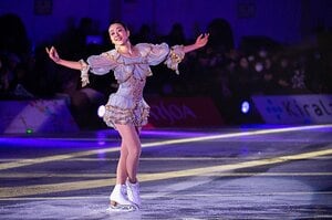【担当編集者編】浅田真央と無良崇人の美しい2ショット写真を見る