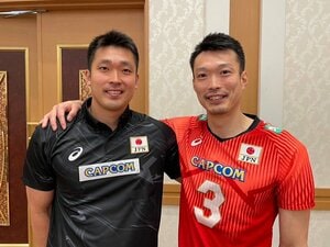 日本代表コーチを務める弟・貴之（左）と肩を組むセッター深津旭弘（35歳）。元日本代表の三男・英臣からもエールをもらった