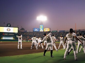 「タイガースの応援だけで飯を食う」“ダメ虎”と歩んだ阪神タイガース名物番記者、甲子園最後の1日「オレが書こうとしているのは何か…」＜Number Web＞ photograph by Hideki Sugiyama