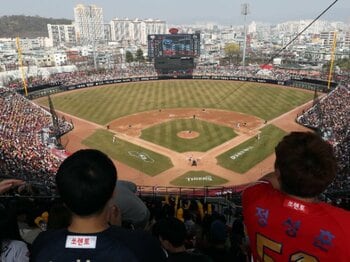 韓国プロ野球「ロボット球審」導入でどう変わった？ 「すっぽ抜けがストライク」「伝達ミスで大炎上」現地日本人コーチが語る“AI判定のリアル”＜Number Web＞ photograph by JIJI PRESS