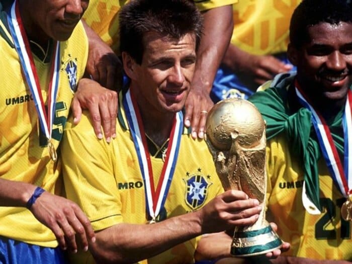 「拷問に近い批判を、私の家族にまで…」ドゥンガが語る“地獄と栄光のW杯”「ロマーリオの夜遊びをアシスト? 初耳だ(笑)」<Number Web> photograph by Lutz Bongarts/Getty Images
