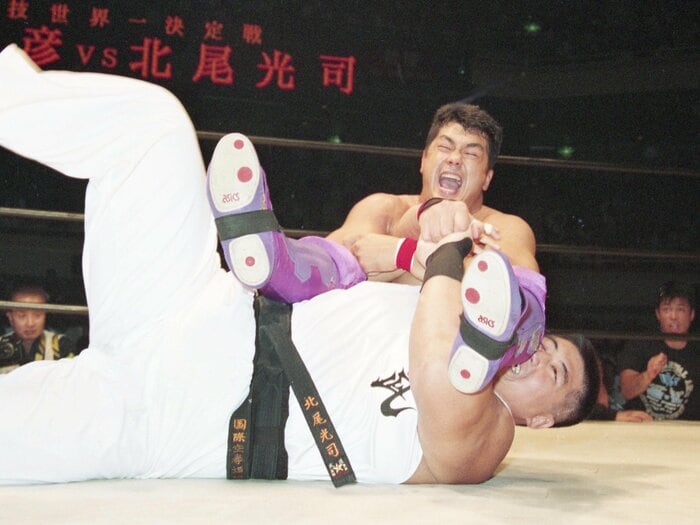 「中止になったら、Uインターは潰れる」高田延彦vs北尾光司“伝説の異種格闘技戦”前日の極秘会談…衝撃ハイキックKOを招いた北尾の“大きなミス”＜Number Web＞ photograph by 東京スポーツ新聞社