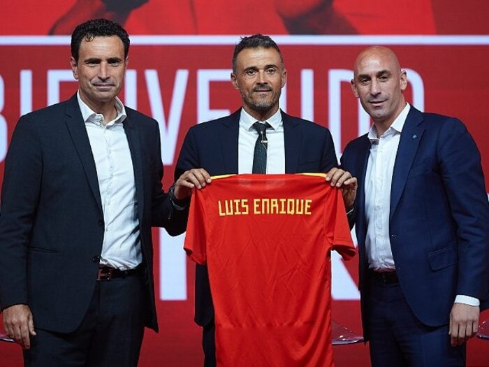L・エンリケがスペイン新監督に。懸念は無愛想とバルサ、レアル。<Number Web> photograph by Getty Images