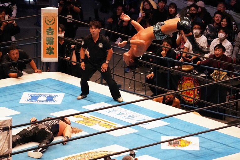 EVILにムーンサルトプレスを放つSANADA