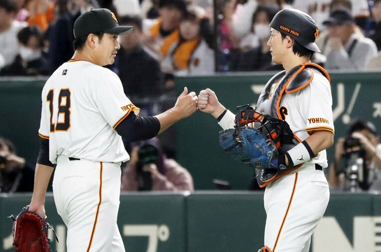 「スガコバ」こと菅野智之と小林誠司。巨人ファンに愛されるバッテリー継続のためには、やはり小林の打撃がカギとなる ／ photograph by Kyodo News