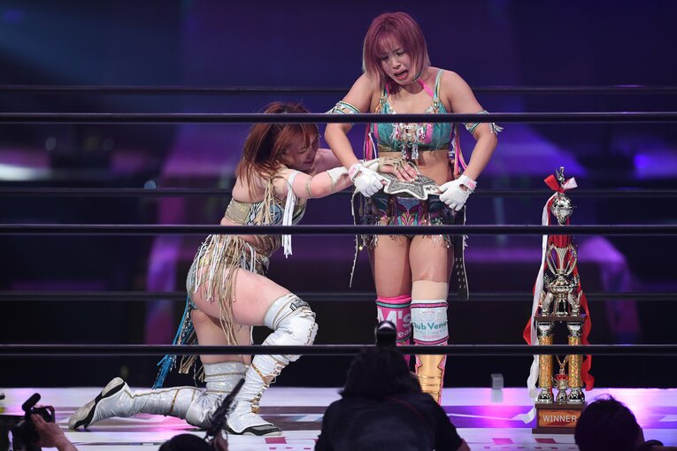 新王者・白川未奈の腰に白いベルトを巻く上谷沙弥